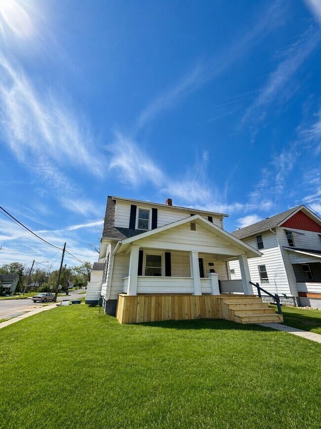 Foto del edificio - Lima Home – 3-Car Garage & Functional Layout