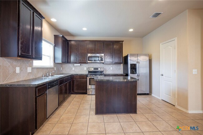 Foto del edificio - 433 Stonebrook Dr