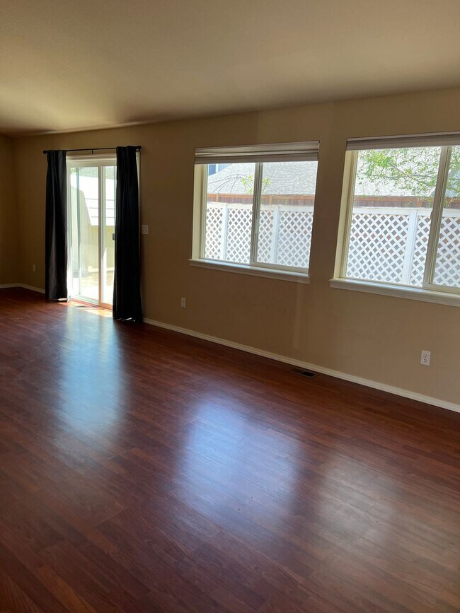 Building Photo - Beautiful 4 bedroom 2 bathroom single family house with Fenced backyard and 3 car garage