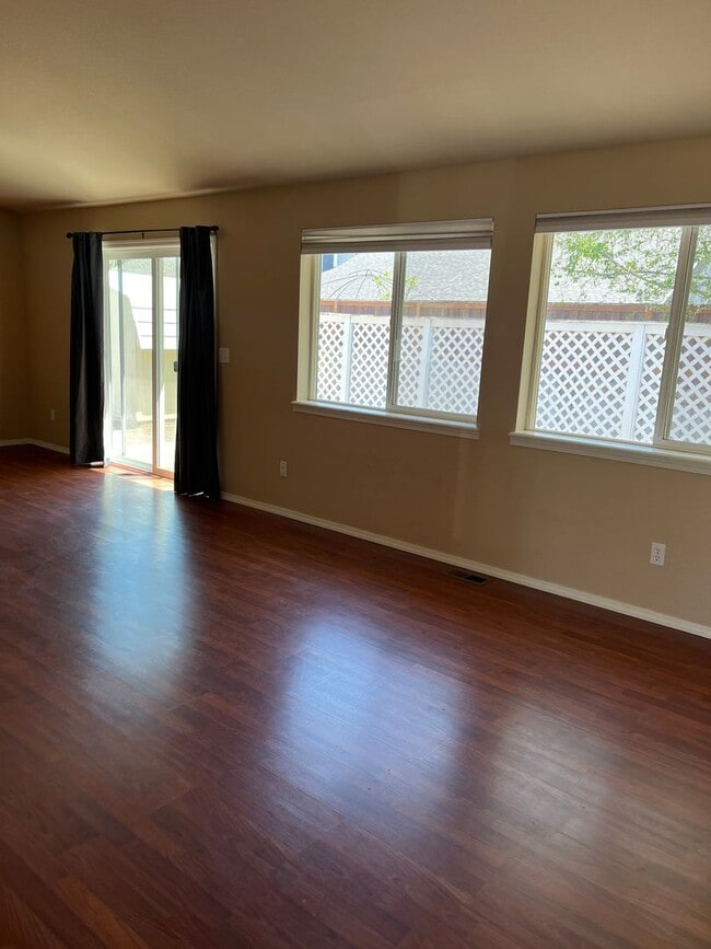 Foto del edificio - Beautiful 4 bedroom 2 bathroom single family house with Fenced backyard and 3 car garage