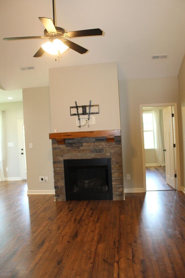 Foto del edificio - 3 Bed/2 Bath Home - Desirable Planter's Ridge Subdivision/CBA Schools