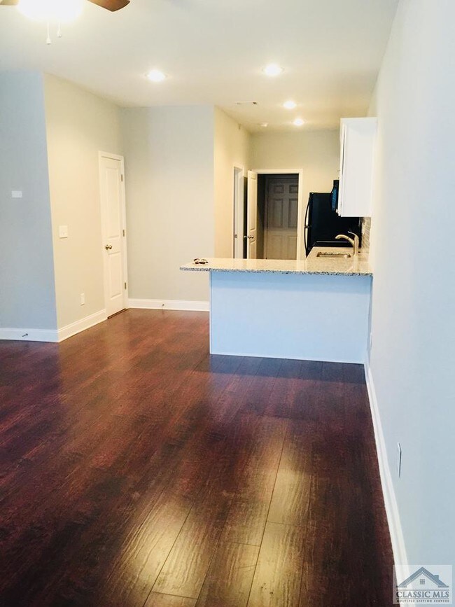 Building Photo - 1010 Binghampton Cir