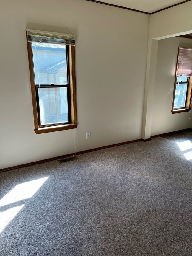 Building Photo - Large 1 bedroom  single level in town!