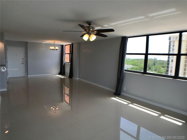 Foto del edificio - 2450 NE 135th St
