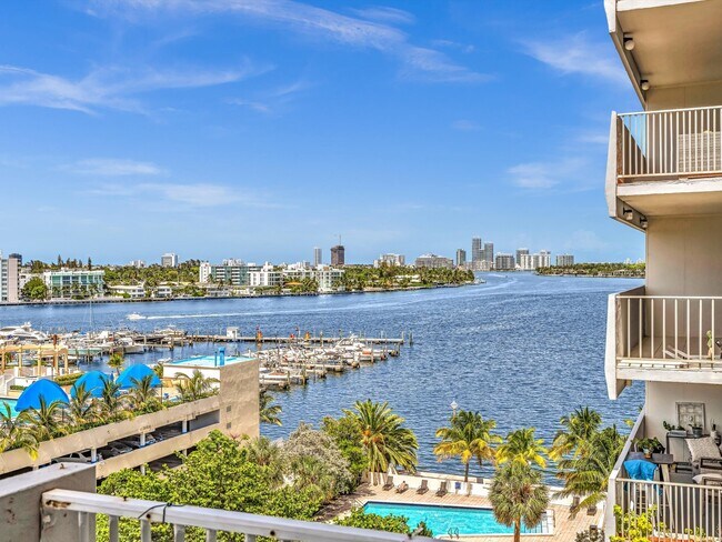 Foto del edificio - 7545 E Treasure Dr