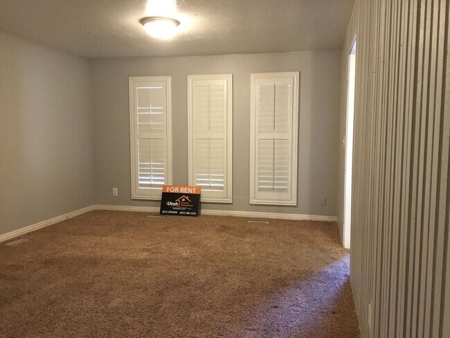 Building Photo - 4 Bedroom 2 Bath  Home 2 Car Garage.