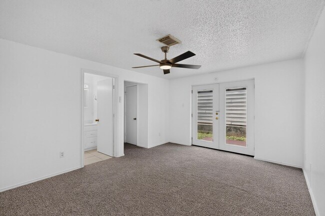 Foto del edificio - 6120 Cypress Point Dr