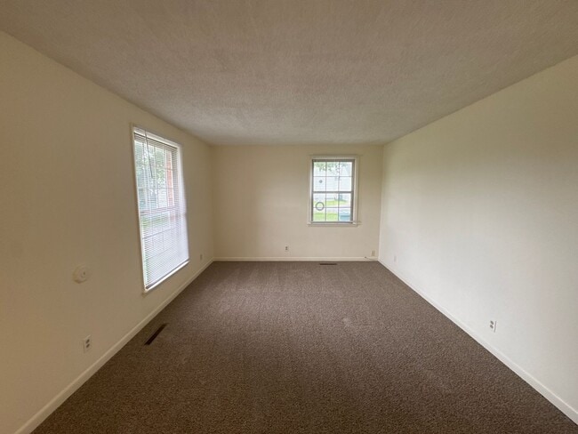 Building Photo - Charming 2-Bedroom Brick Duplex with Spacious Yard in Lebanon
