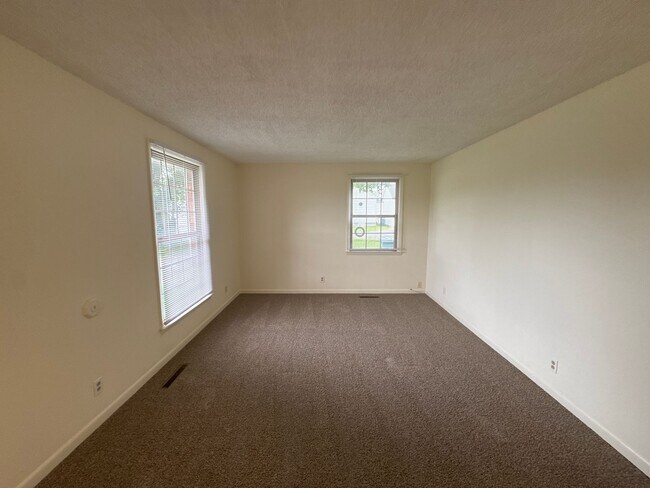 Foto del edificio - Charming 2-Bedroom Brick Duplex with Spacious Yard in Lebanon