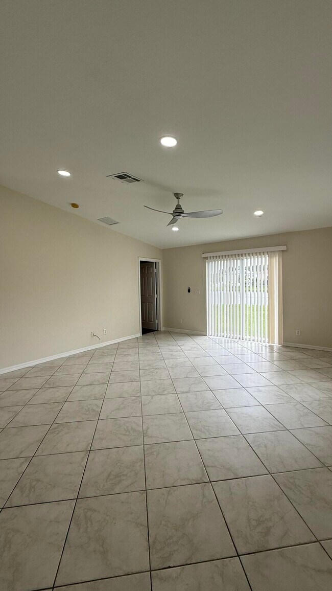 Foto del edificio - 2131 Newport Isles Blvd