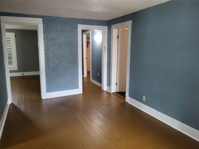 Building Photo - 4401 Ave Q 1/2