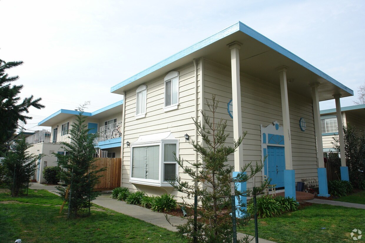Building Photo - 3682 Waterbury Ct