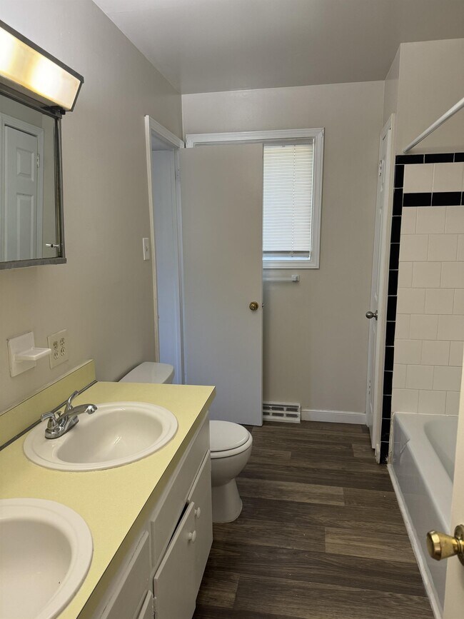 Foto del edificio - 6700 Battlewood Rd