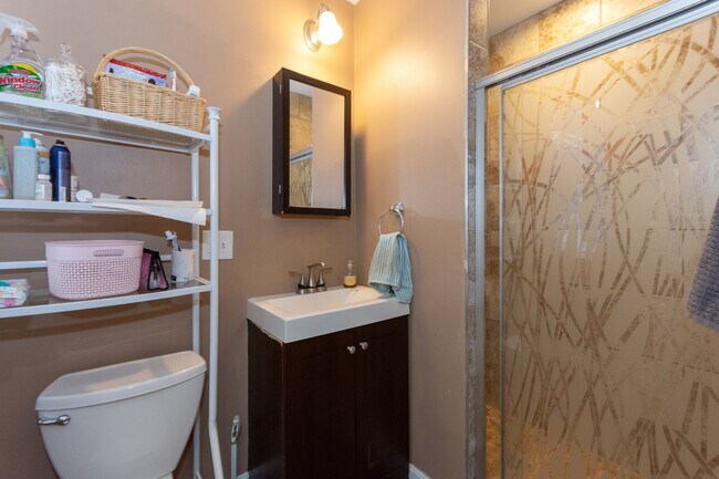 Foto del edificio - Great 3 bedroom right on the Green Line!