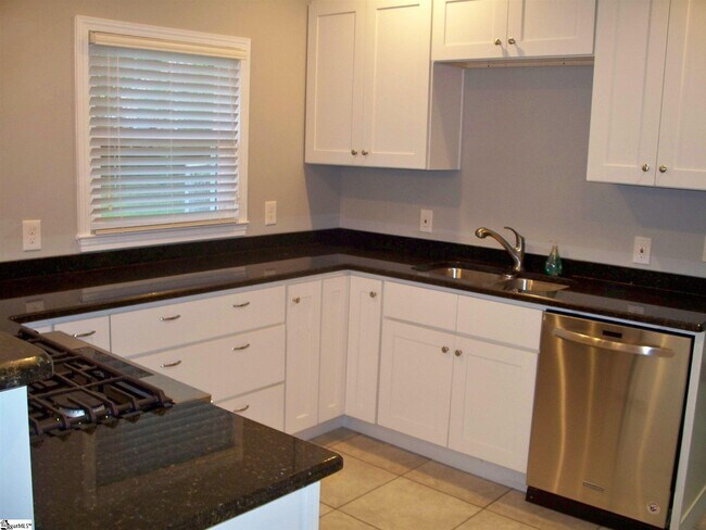 Building Photo - 410 Pinckney St