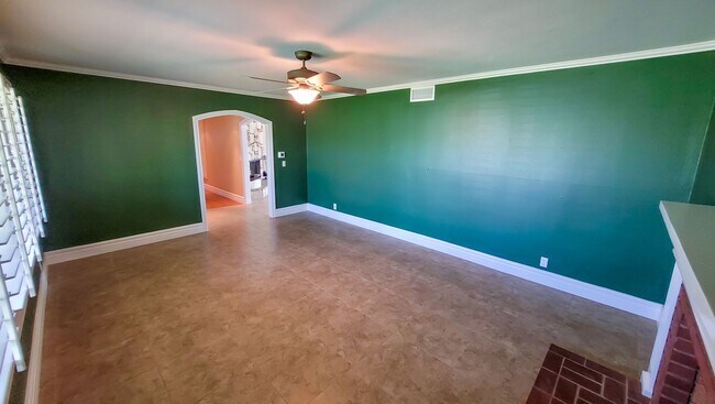 Building Photo - Gorgeous 4 Bedroom 2 Bath corner home in L...