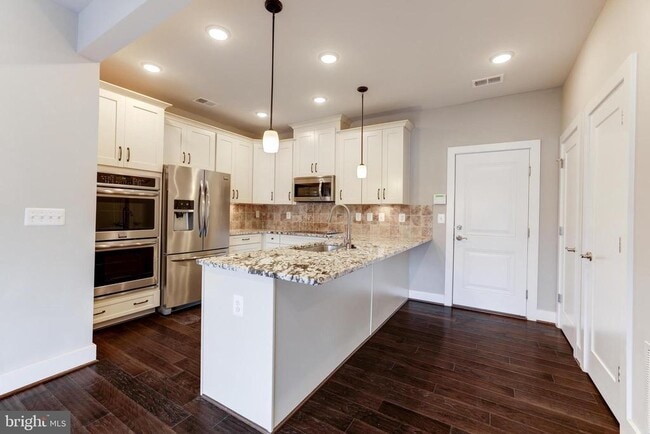 Building Photo - 44752 Tiverton Sq