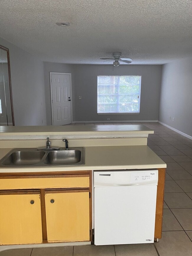 Building Photo - RENT BY JANUARY 15th AND RECEIVE HALF OFF ...