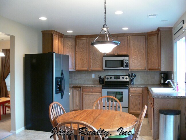 Building Photo - Immaculate just update  in the 4BR The Meadows