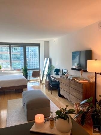Building Photo - Amazing studio in Long Island City