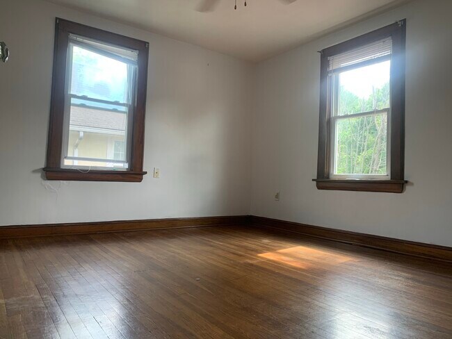 El salón principal, alrededor de 130sq cuadrados. Nueva ventilador de techo, dos armarios, y una vista del lago. - 1712 Summit Lake Blvd