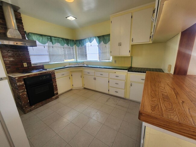 Foto del edificio - HIllside Property