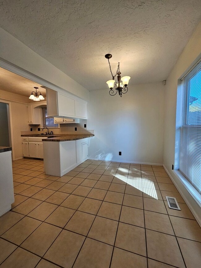 Building Photo - (3) Bed/(2) Bath Avail NOW! Oakhurst Addit...