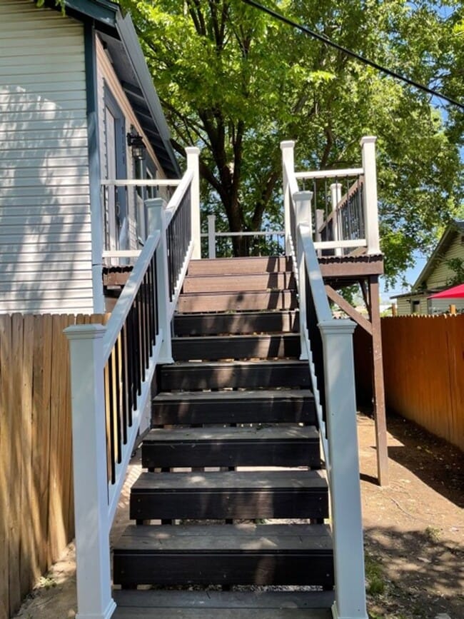 Building Photo - 913 W Crawford St