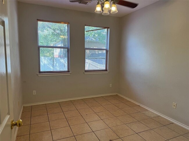Foto del edificio - 1810 Rosenborough Ln N