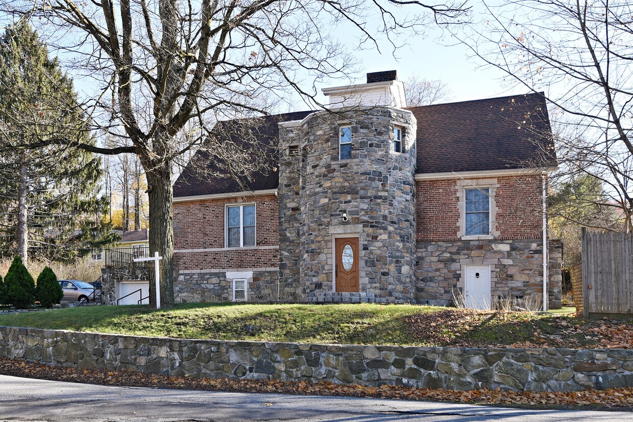Primary Photo - 2 Hollowbrook Pl
