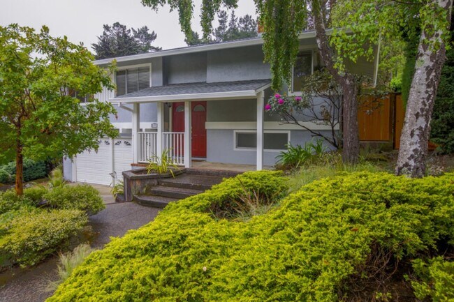 Building Photo - 1031 Yosemite Dr