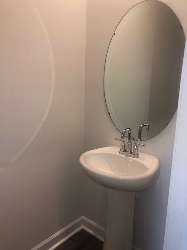 Foto del edificio - Newer Townhome with 1 Car Garage in Braemar Village! COMING SOON!