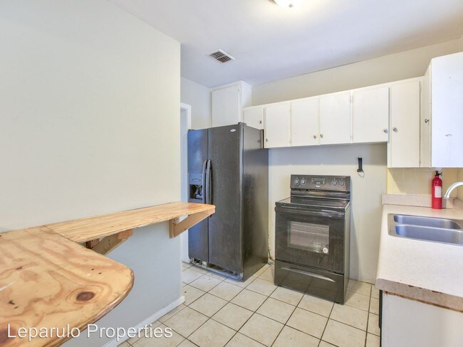 Building Photo - 4 br, 2 bath Room For Rent - 320 Mayo Street