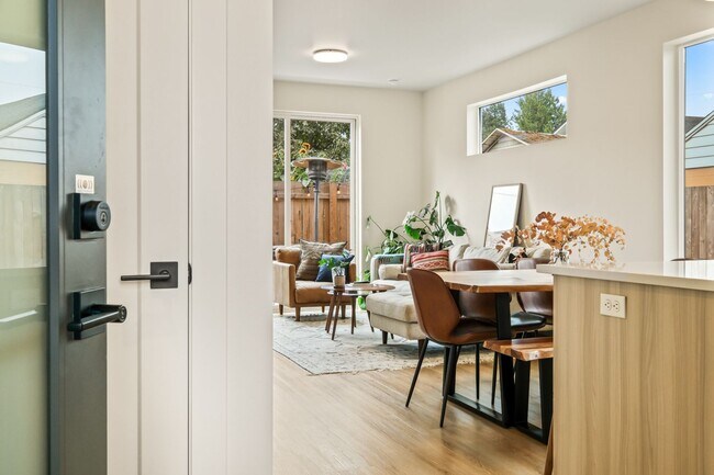 Foto del edificio - 6417 N Greeley Ave