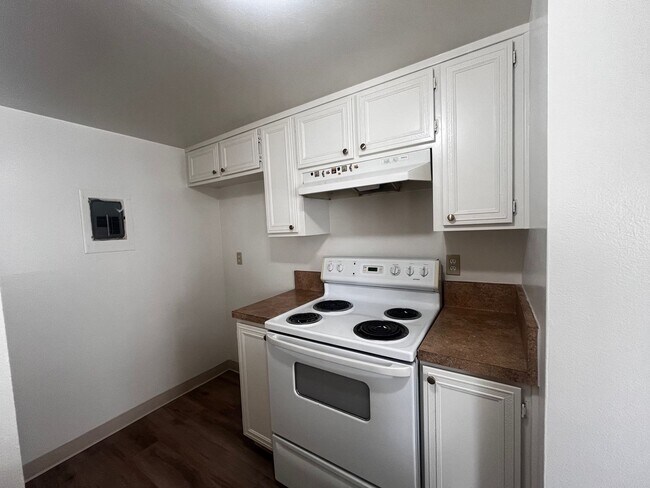 Building Photo - 752 W Hemlock St