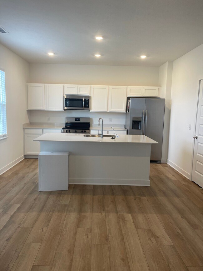 Building Photo - 1717 Woods Edge Dr
