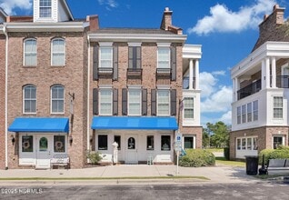 Building Photo - 1790 Queen Anne