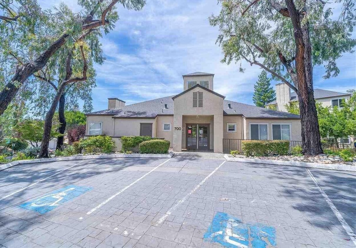 Foto principal - 680 Dartmore Ln