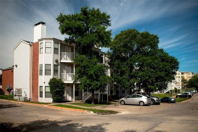 Building Photo - 4441 Old College Rd