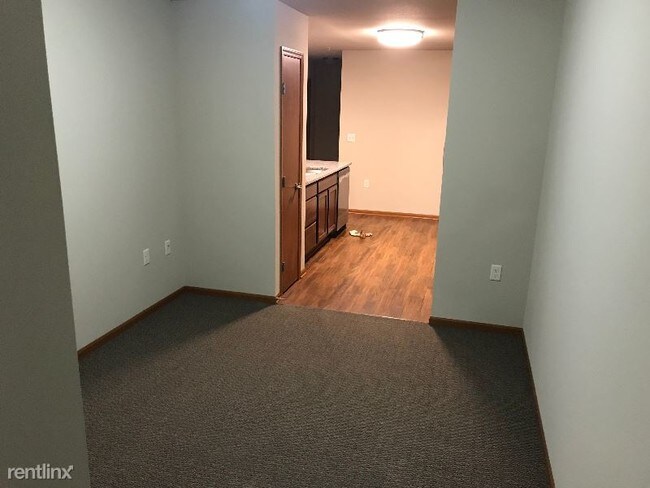 Building Photo - W206N16007 Stonebrook Dr
