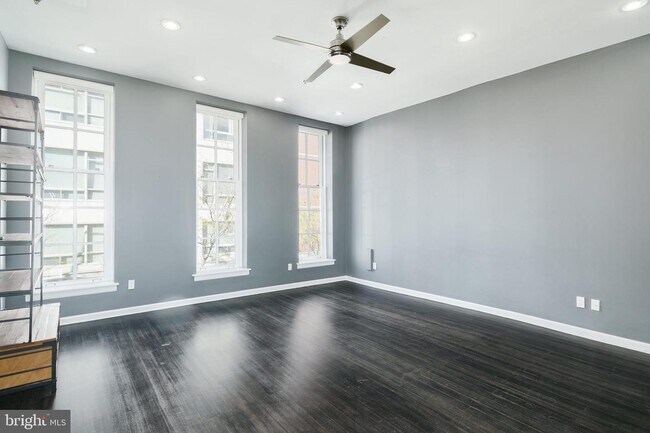 Building Photo - 309 N 3RD St