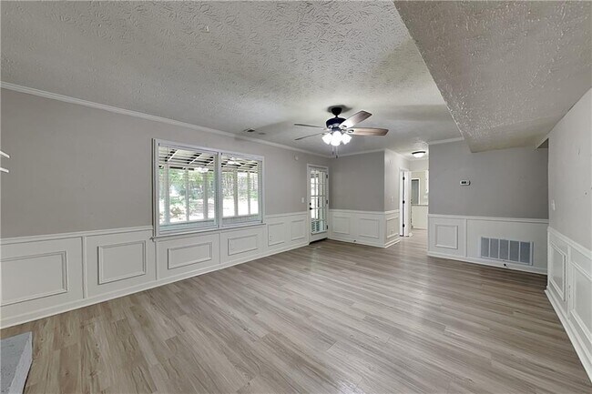 Foto del edificio - 9880 Lake Forest Way
