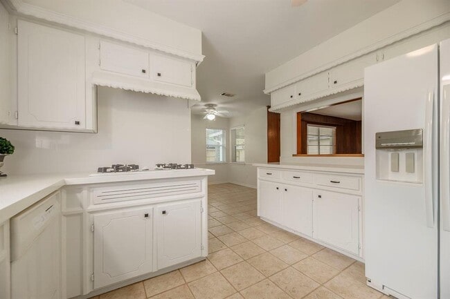 Building Photo - 11423 Valley Spring Dr