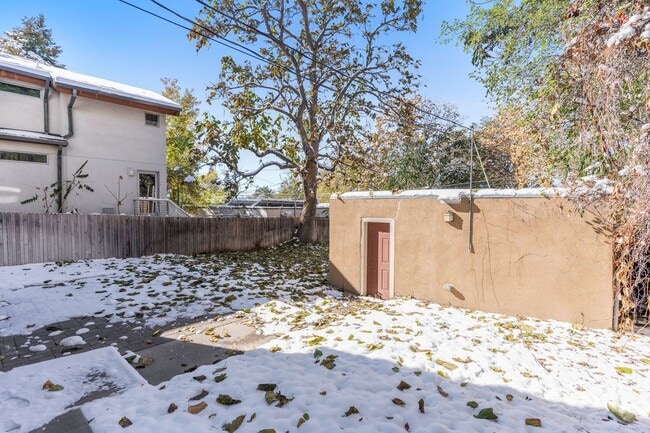 Building Photo - Beautifully updated 3 BR 3 bath Victorian home 7 blocks from Washington Park
