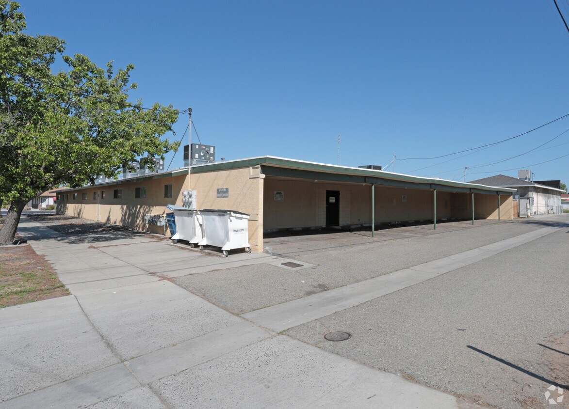 Building Photo - 981 Pollasky Ave