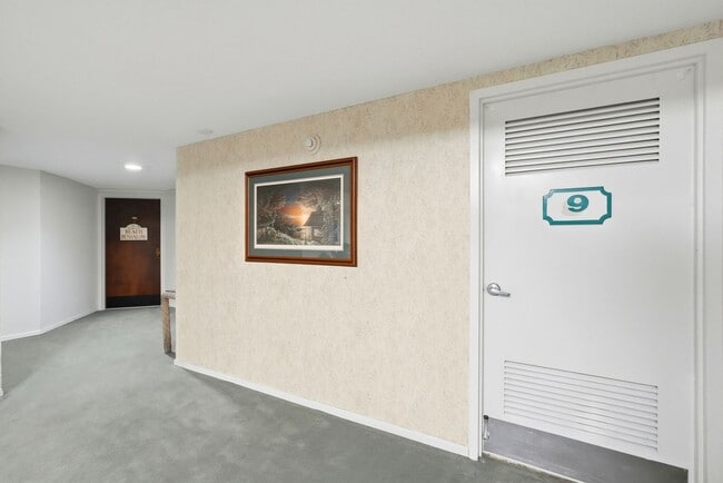 Building Photo - Beautiful 2/2 Bayshore Condo!