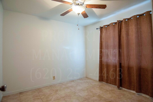 Building Photo - 2 Bedroom 1 Bath Clean Apt.