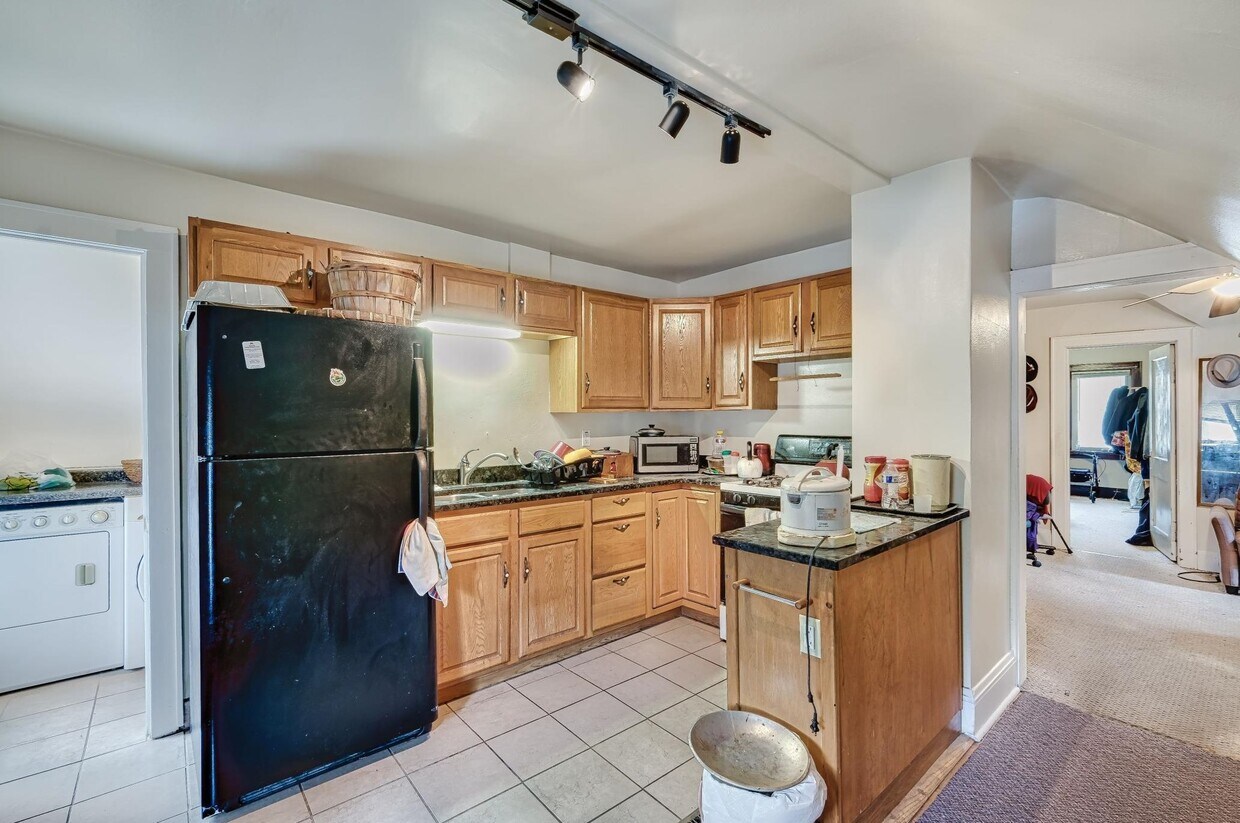 Kitchen - 736 Orange Ave E