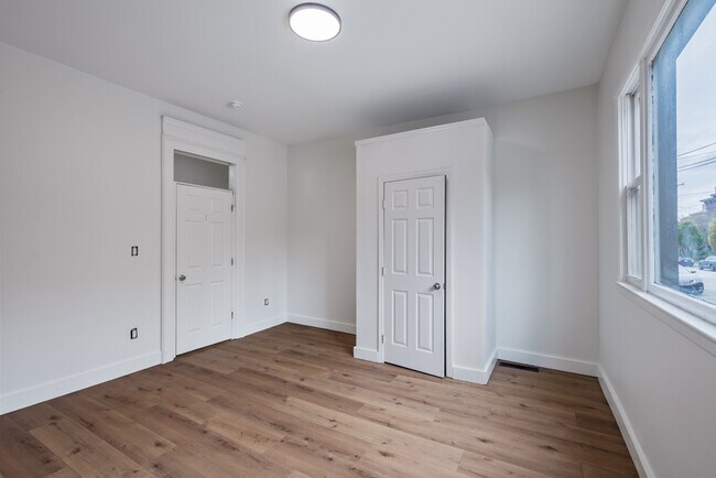 Foto del edificio - 332 E 9th St