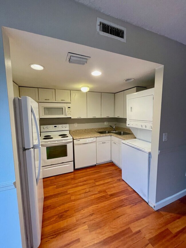 Building Photo - Charming 3-Bedroom, 2.5-Bath Townhome in Village Square Condominiums